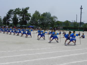 運動会での棒の手演技披露