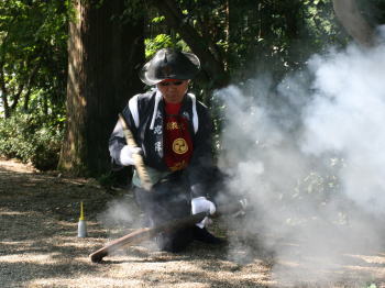 神社大門内での鉄砲隊による発砲