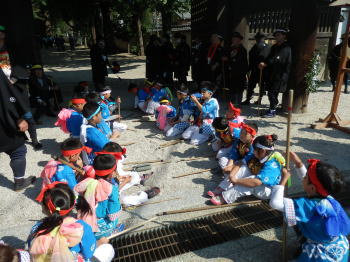 神社大門前で整列