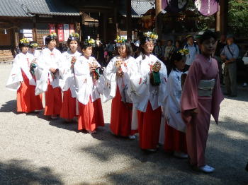 神事における巫女舞